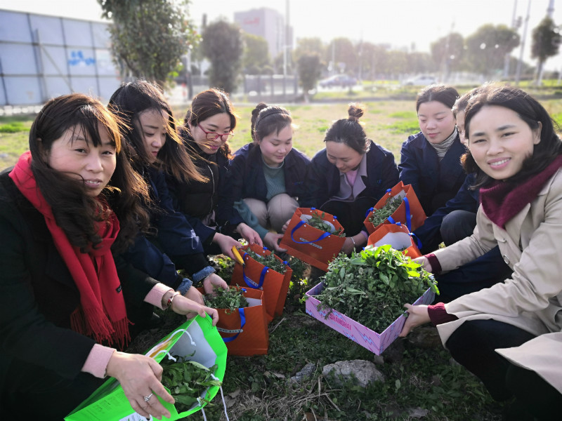 公司工會(huì)開展慶“三八女神節(jié)”女職工“挖野菜、包餛飩”活動(dòng)